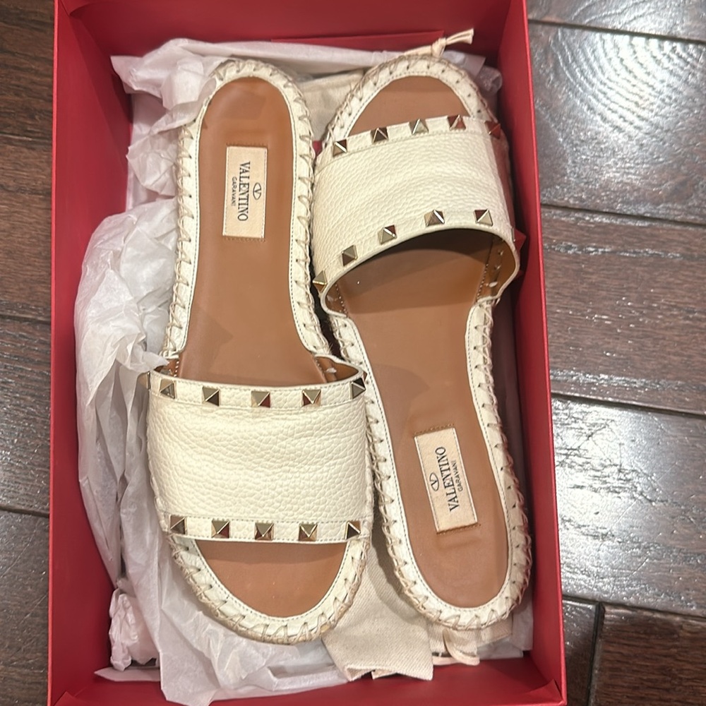Valentino Garavani Cream Leather Rockstud Slide Sandals - Picture 4 of 7